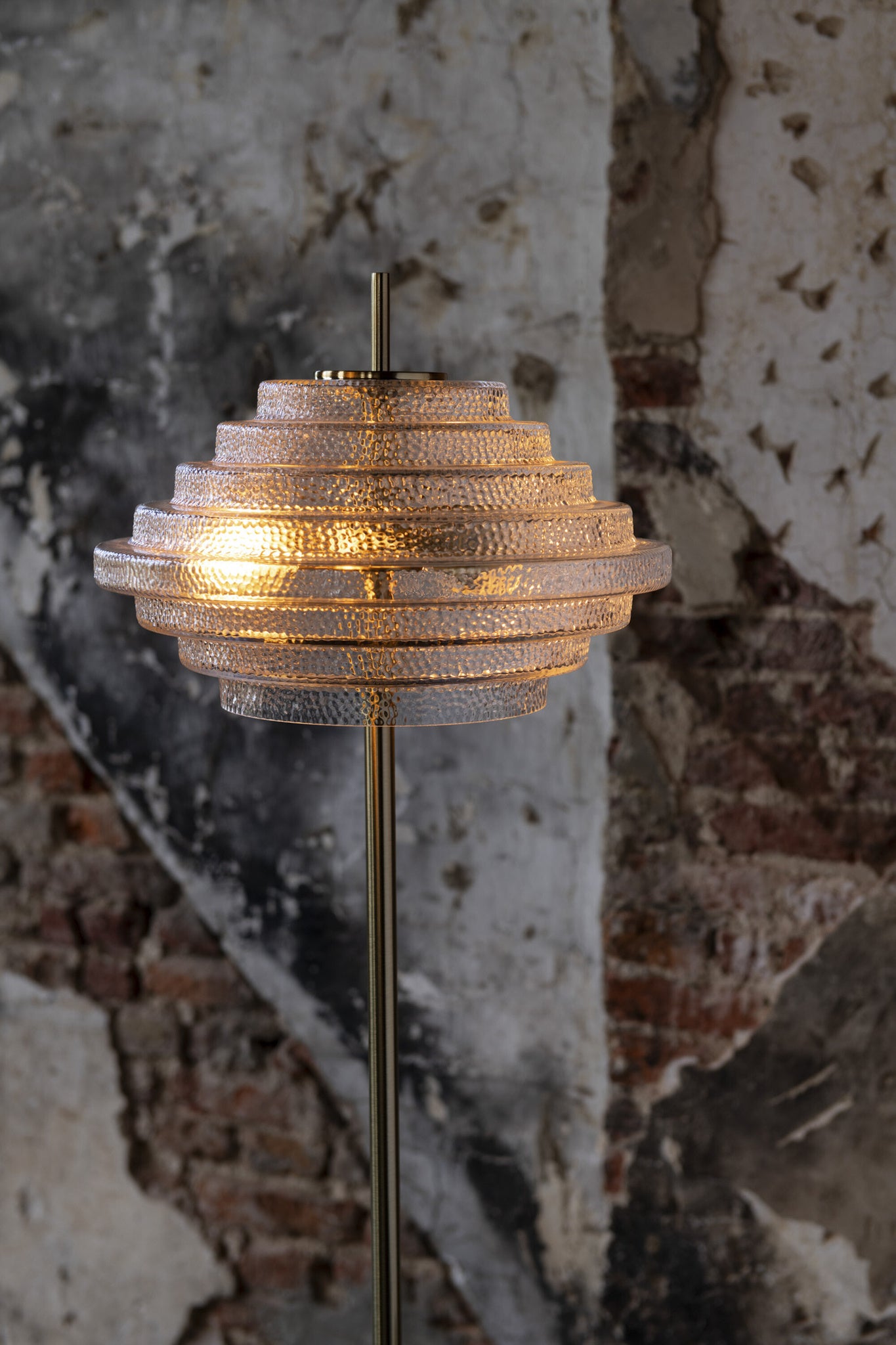 Lamp op voet LED goudkleurig metaal/doorzichtig glas