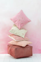J-LINE KUSSEN DIAMANTEN + PIJLEN – KATOEN/POLYESTER – CREME/ROZE – 45 CM