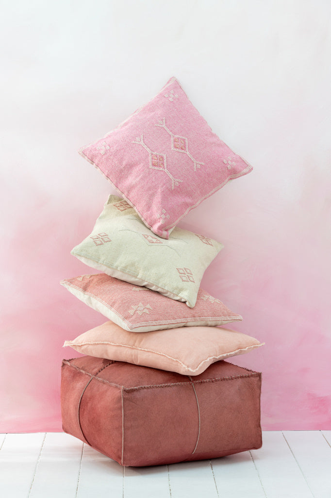J-LINE KUSSEN DIAMANTEN + PIJLEN – KATOEN/POLYESTER – CREME/ROZE – 45 CM