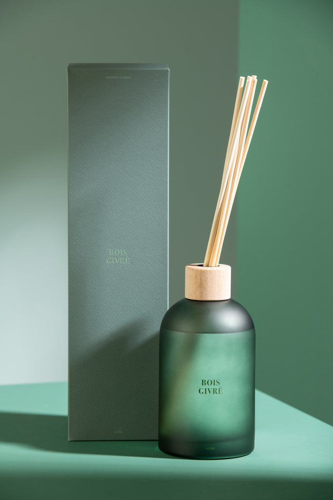 J-LINE REED DIFFUSER ACCORDS ESSENTIELS – BOIS GIVRÉ 550ML