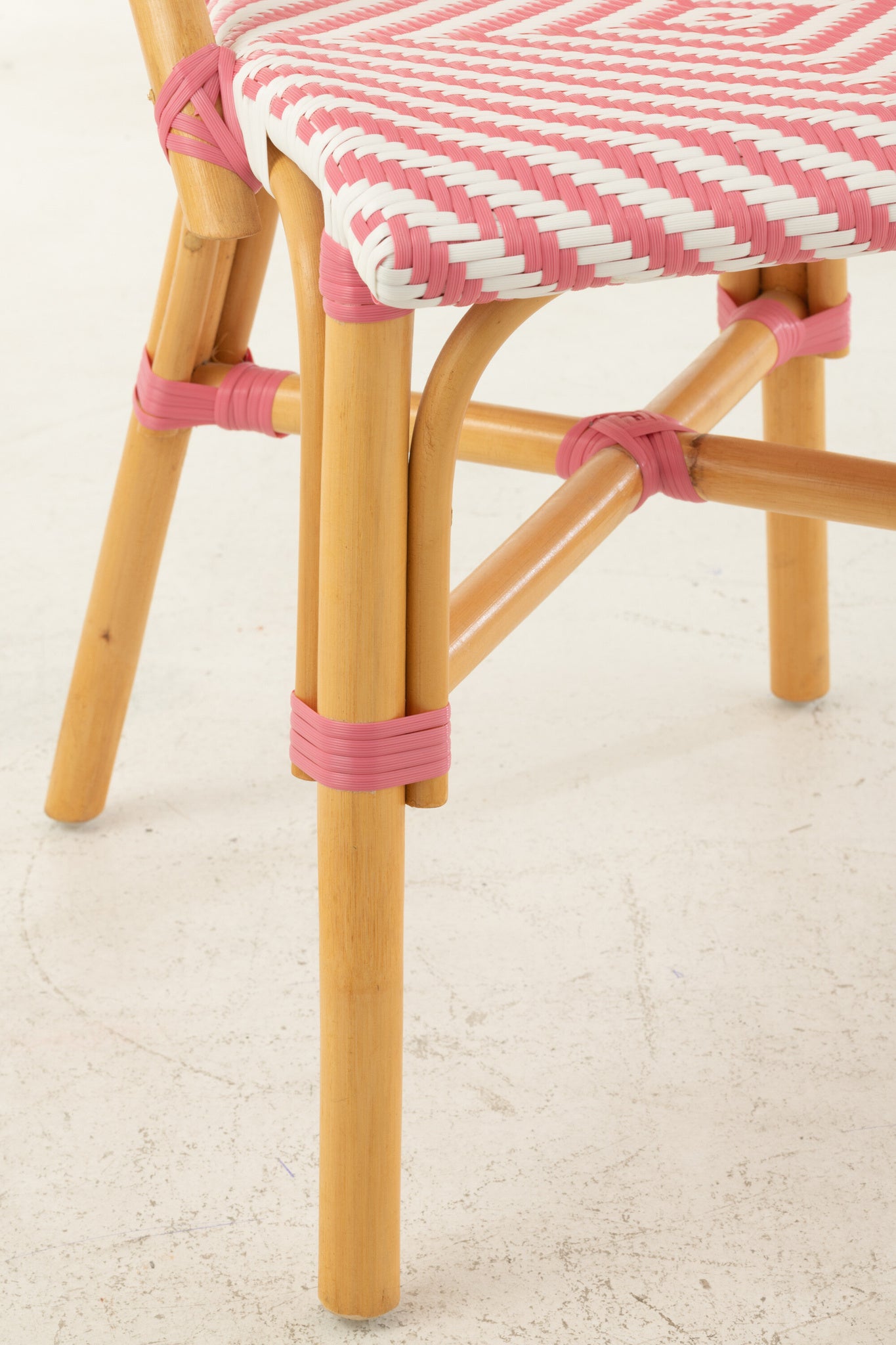Eetkamerstoel rotan roze/wit