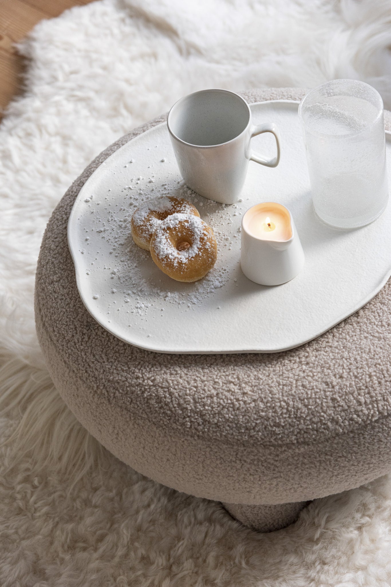 Ronde kruk teddy-poten bouclé warm beige