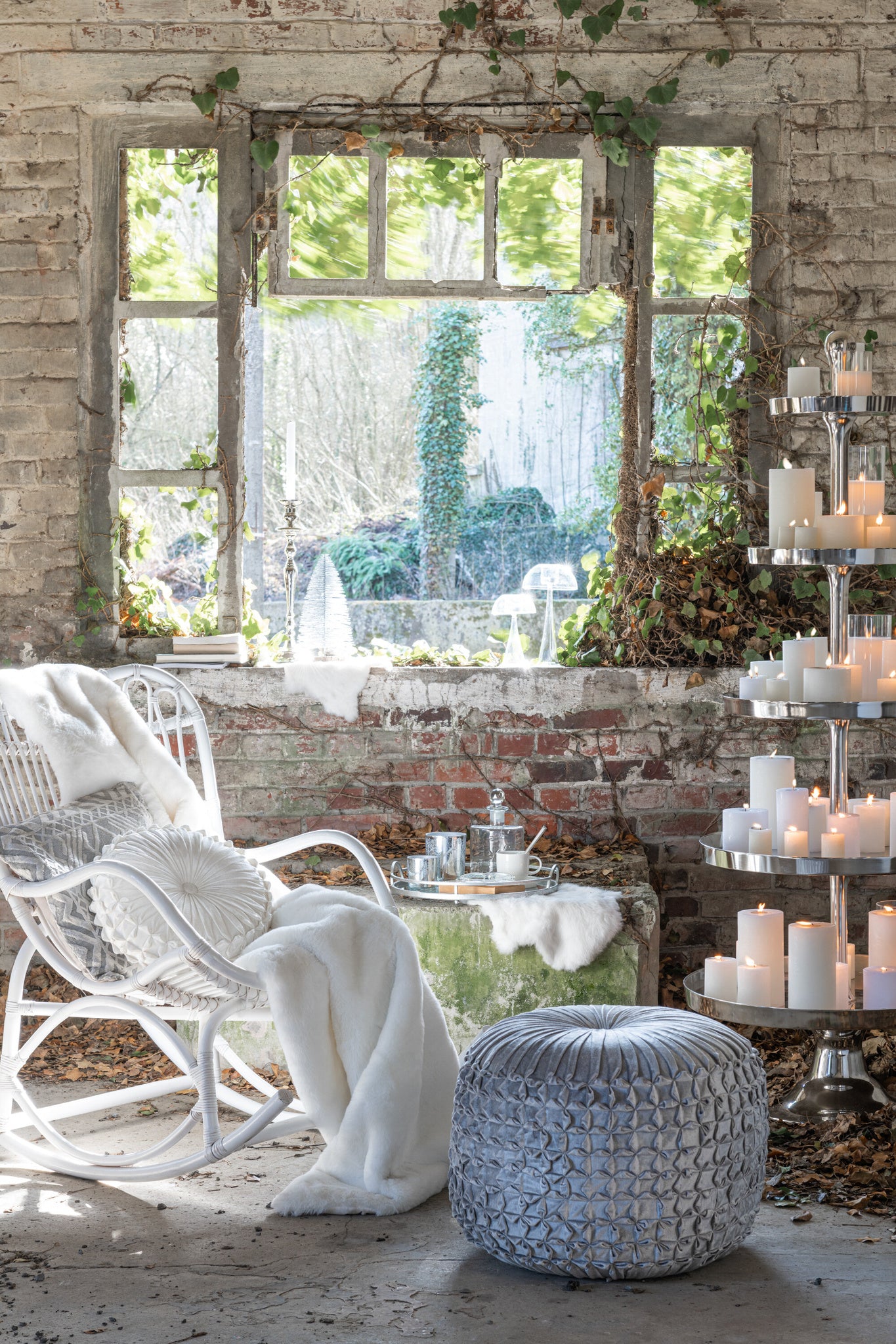 Witte rotan schommelstoel